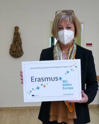 Frau Direktor Leibnitz ist stolz auf unsere Akkreditierung als Erasmus+ Schule