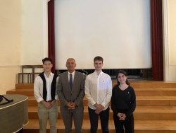 SchülerInnen mit Dr. Peter Fritz