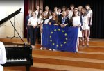 SchülerInnen singen die Europahymne auf Latein