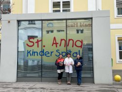 Übergabe gesammelter Spenden an das St. Anna Kinderspital