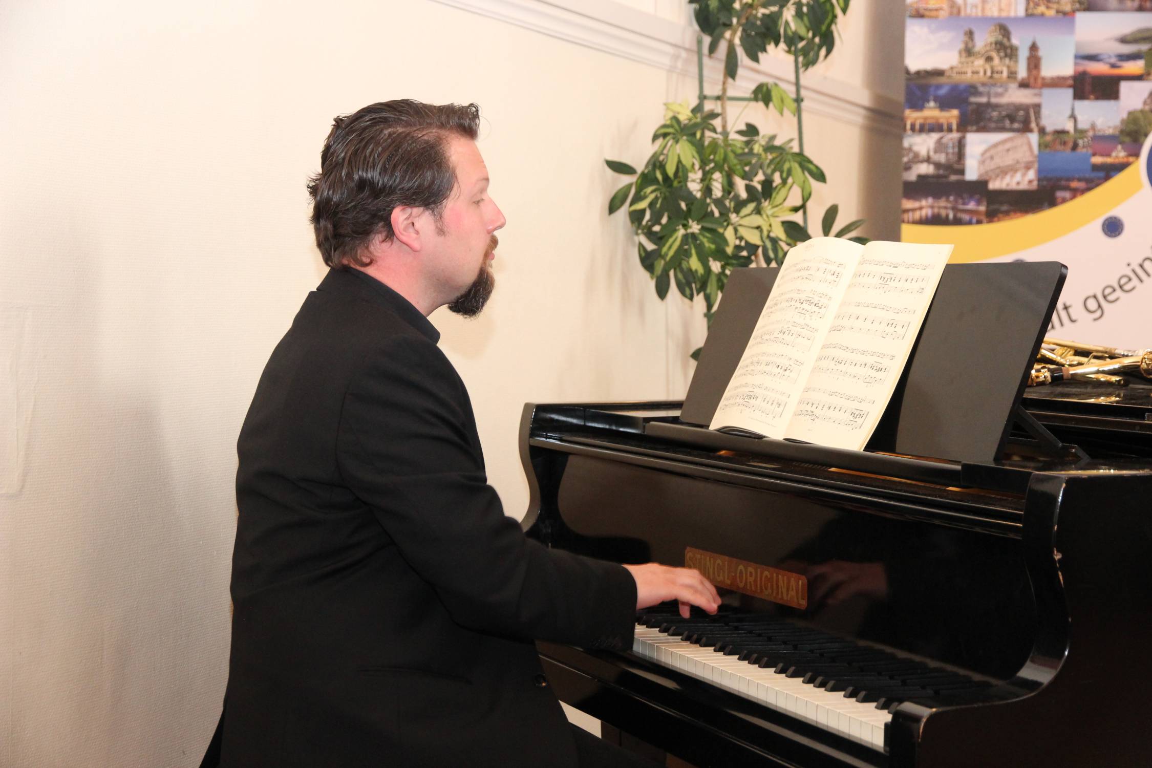 Musikalische Begleitung Prof. Zuba Musikalische Begleitung Prof. Zuba