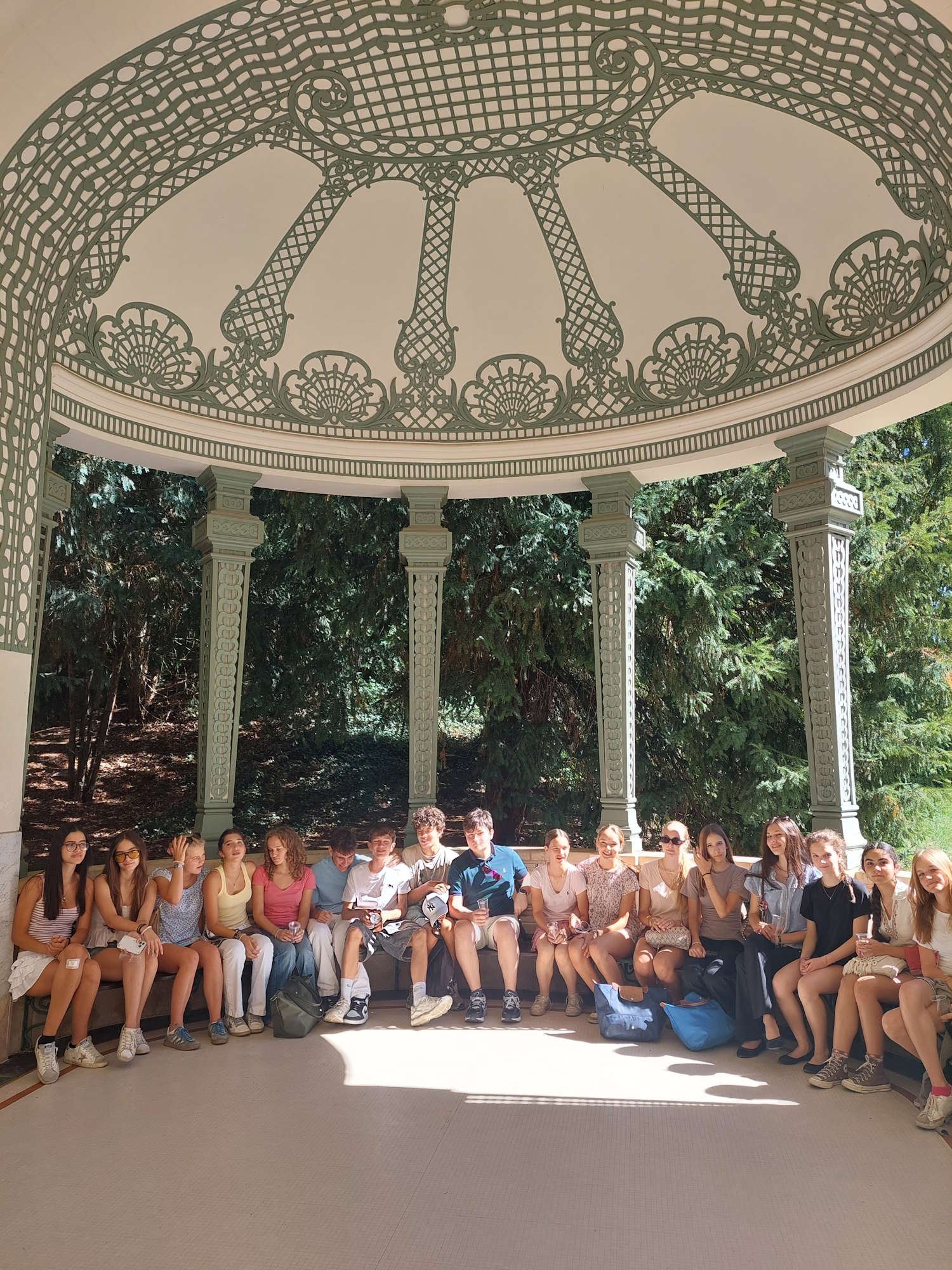 Nos élèves prennent la pose devant le pavillon de la source des Céléstins Nos élèves prennent la pose devant le pavillon de la source des Céléstins