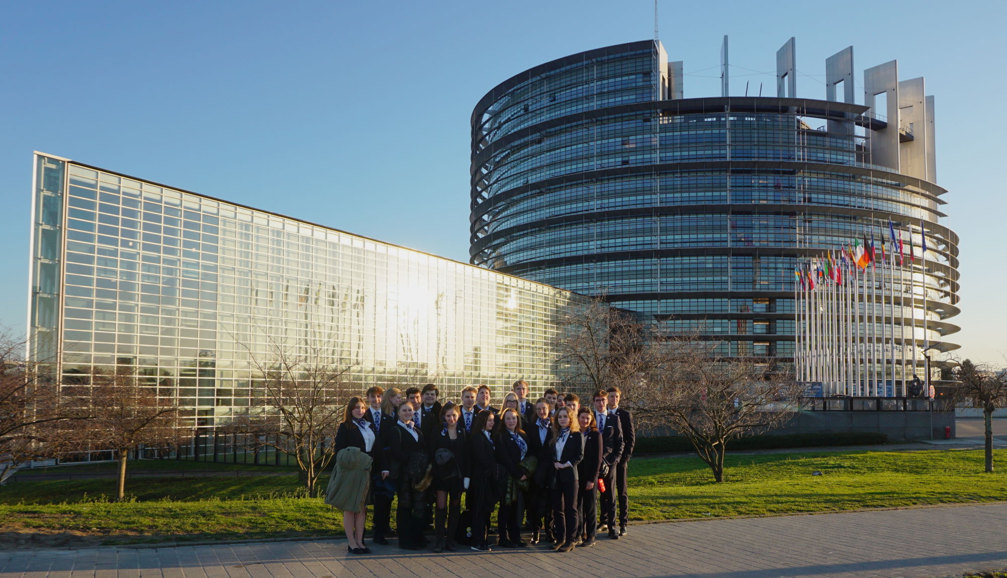 WPG ERIC vor dem EU Parlament in Strassburg Maria Regina International vor dem EU Parlament in Strassburg