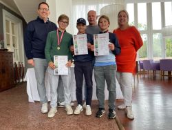 Das Golf-Gewinnerteam der 3B mit Prof. Sychrovsky (Mitte)
